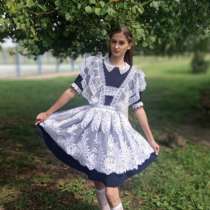 Продам школьную форму :платье и фартук, в Воронеже