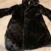 Шуба иск. С капюшоном, теплая на рост 165 см чуть ниже колен, в Санкт-Петербурге