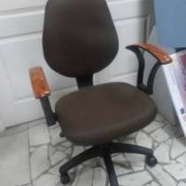 725 кресло коричневое, подлокотники, в Пензе