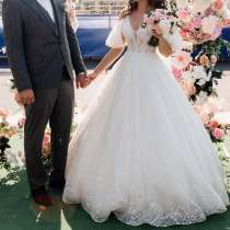 Платье свадебное с фатой, в Перми