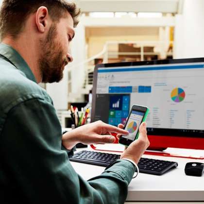 Офисный работник. Контент менеджер фото. Моци профессия. Менеджер удаленно. Работа за компьютером.