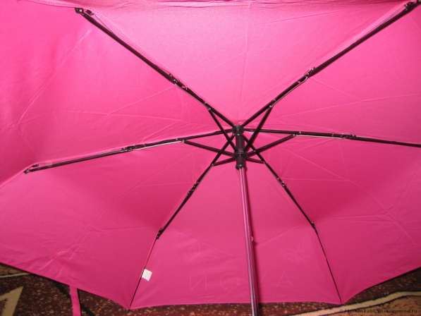 Ярко-розовый зонт со встроенным фонариком в ручке в фото 4