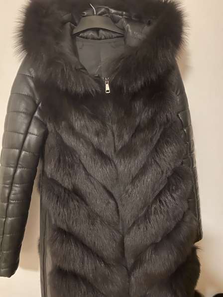 Зимова хутряна куртка-желетка в фото 3