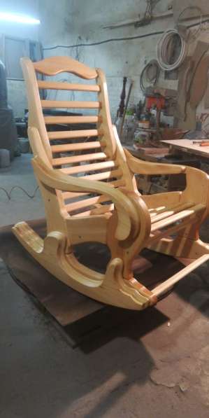 Кресло-качалка из алтайской сосны в Бийске