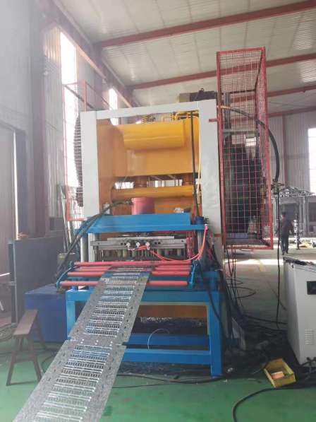 Станок для производства кабельных лотков из города Чэнду