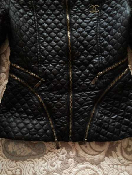 Женская куртка стеганная размер М, черная в 
