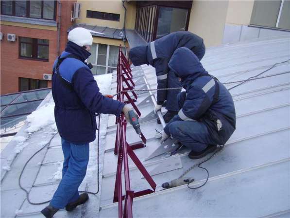 Установка снегазадержателей на крыше в Новосибирске