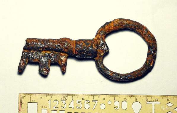 Старинный кованный ключ