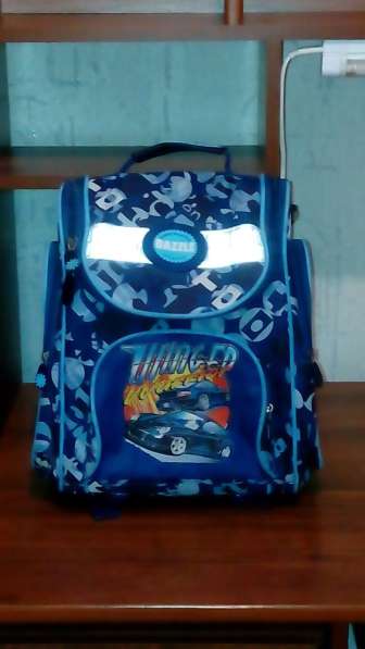 Рюкзак синий, удобно для школы