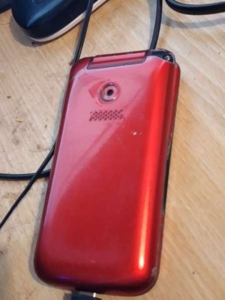 Телефон-раскладушка Philips, не горит экран, звонить можно в Тамбове