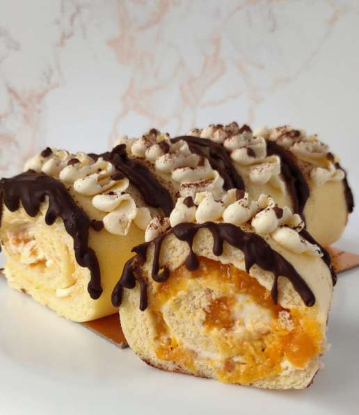 Ролл-Кейк с абрикосом и шоколадным декором в Магнитогорске фото 3