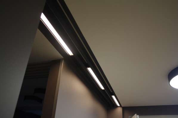 Реечные композиции в интерьере современного стиля в фото 13