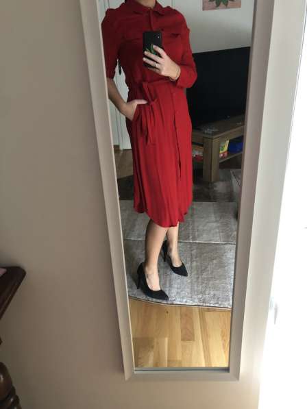 Красное платье с длинным и коротким рукавом