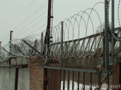 Забор из колючей проволоки в Казани
