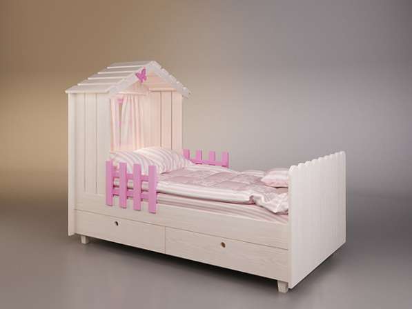 Детская мебель из натурального дерева. Кровать для девочки.