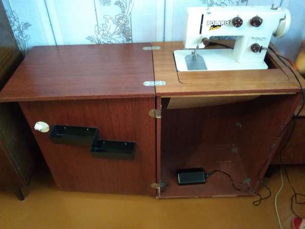 Продам кабинетную (с тумбой) электрическую швейную машинку