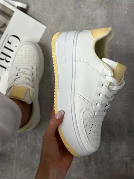 Кроссовки женские в Геленджике