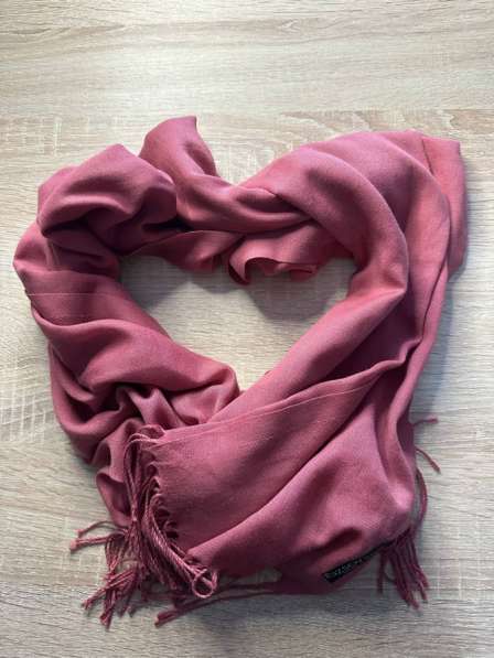 Розовый шарф палантин