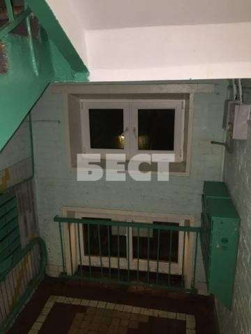 Продам двухкомнатную квартиру в Москве. Жилая площадь 45 кв.м. Дом кирпичный. Есть балкон.