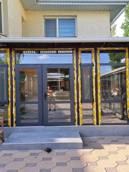 АЛЮМИНИЕВЫЕ ПЛАСТИКОВЫЕ ОКНА ДВЕРИ ВИТРАЖИ в 