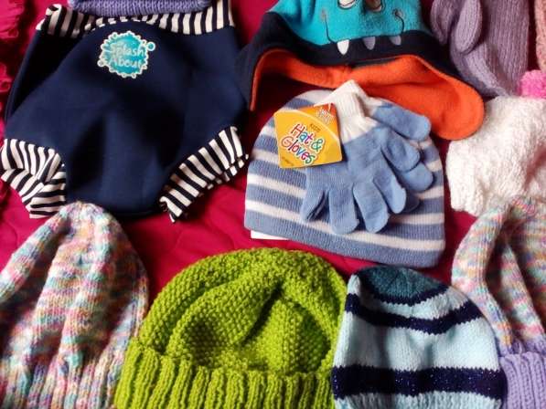 Детские шапочки с рукавицами и шарфы новые в фото 5