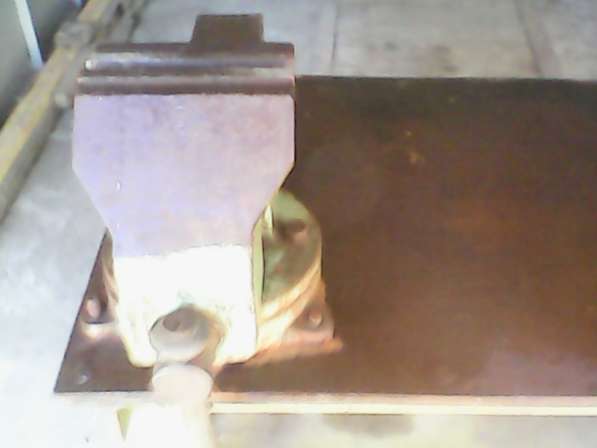 Тиски слесарные с верстаком (стол) металлический в фото 3