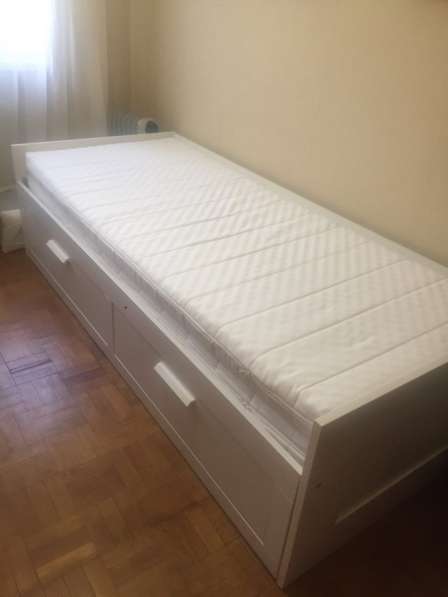 Продаю кровать-кушетку с 2 ящиками и матрасами, цвет белый