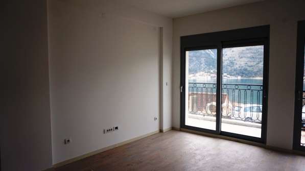 Новые квартиры с 2 спальнями в Доброте, Черногория в фото 12