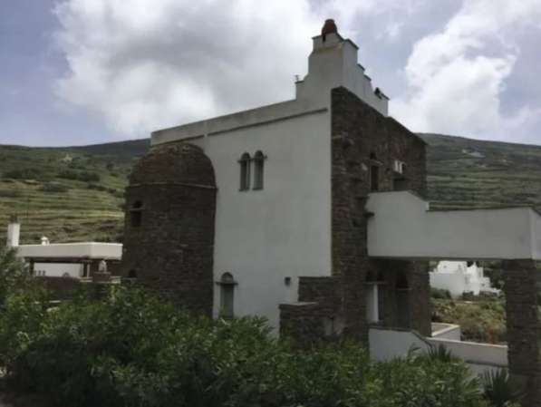 Традиционный дом расположен в тихом районе в фото 5