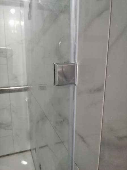 Стеклянная шторка для ванной в фото 4