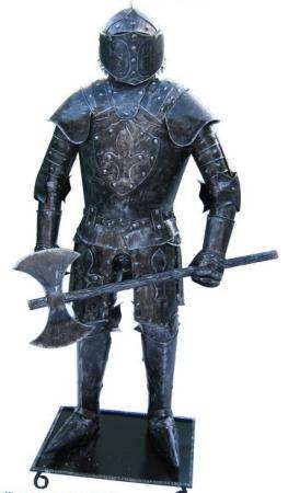 Скульптуры средневековых рыцарей из металла в Белореченске
