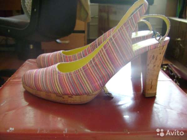 Босоножки на пробке