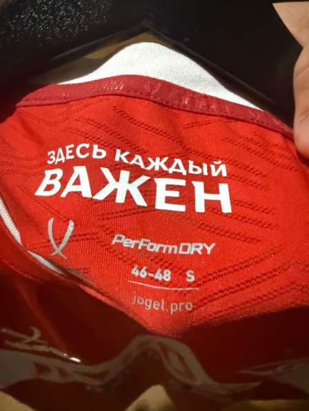 Спортивная футболка