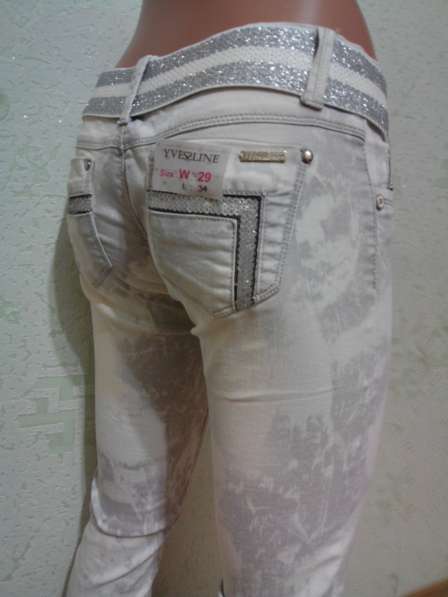 Sаle75% Нарядные, светлые джинсы с поясом, вышивка28р. Новые в фото 4