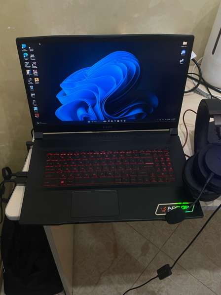 Продаю игровой ноутбук msi ?