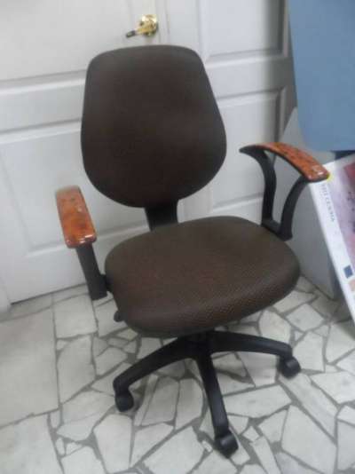 725 кресло коричневое, подлокотники