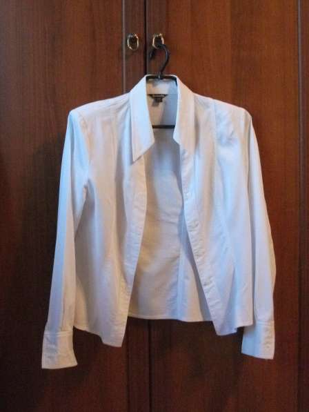 Две белых рубашки из хлопка. Размер 40–42 (XS)
