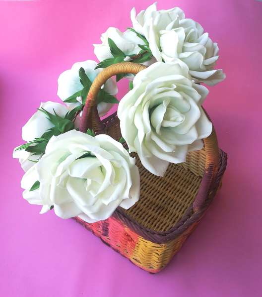 Венок на голову для фотосессий с белыми розами из фоамирана