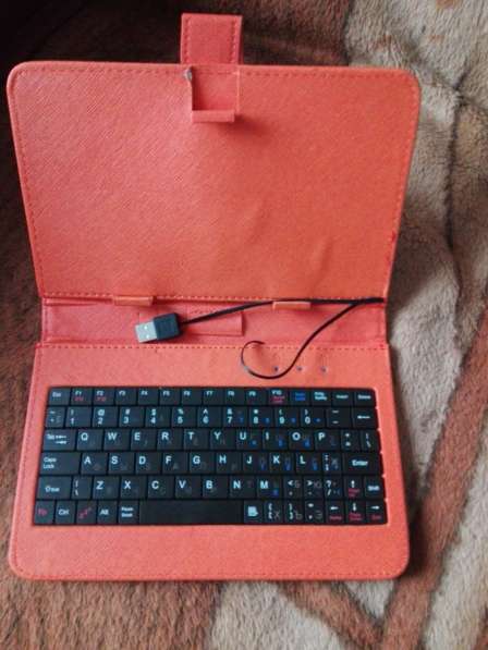 Оранжевый чехол для планшета с клавиатурой в фото 3