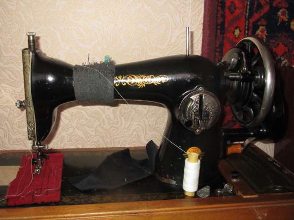 Ручная швейная машинка в рабочем состоянии