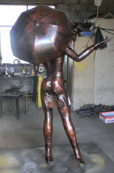 Скульптура из металла"Девушка с зонтиком" в Краснодаре