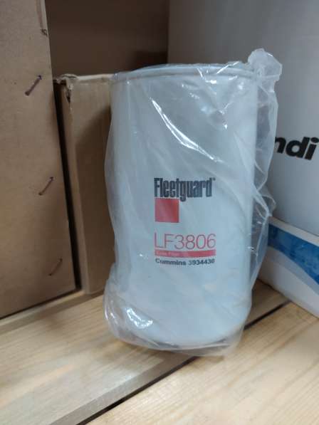 Масляный фильтр Fleetguard LF3806