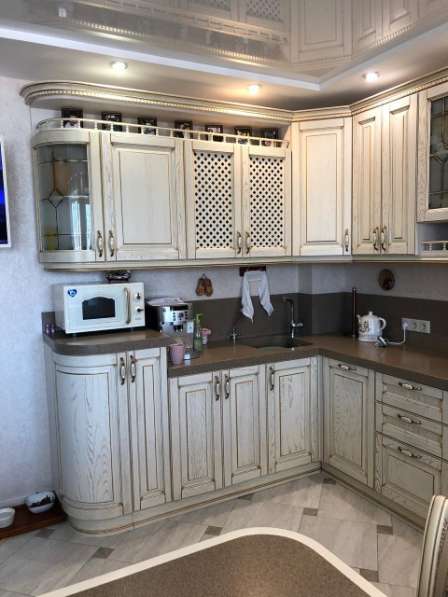Кухонный гарнитур с фасадами из массива ясеня в Барнауле