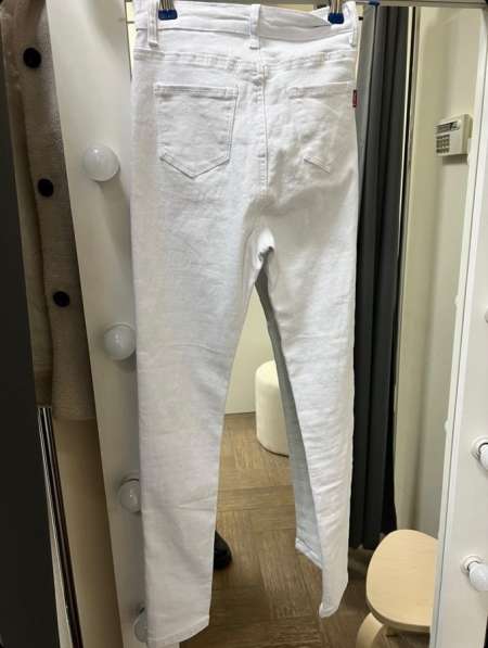 Белые джинсы новые в Казани фото 3