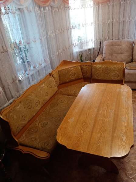 Кухонный стол с диваном