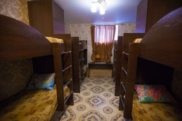 Кровать в мужской комнате хостела Барнаула