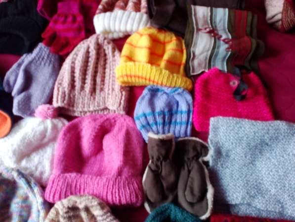 Детские шапочки с рукавицами и шарфы новые в фото 4