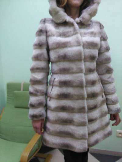 Уютную мутоновую шубку с капюшоном