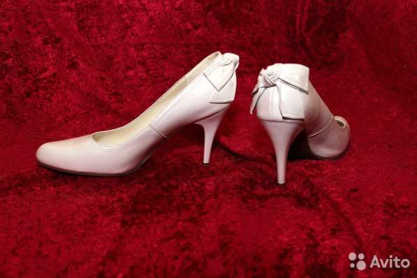 Белые новые туфли из натуральной кожи