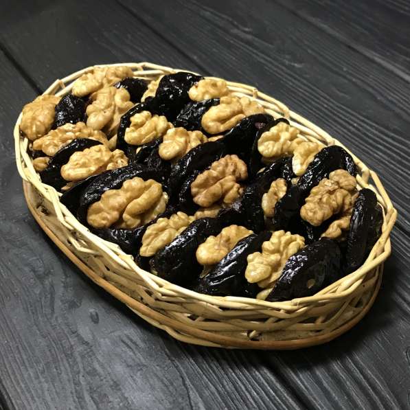 Орехово фруктовое ассорти из чернослива и ядра грецкого орех